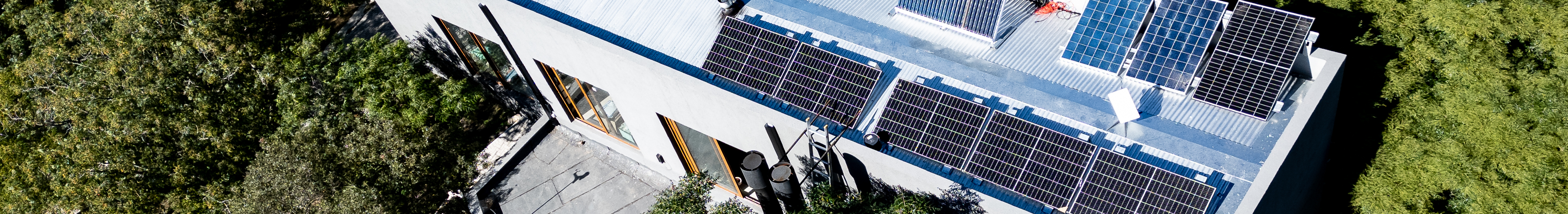 Vista aérea de paneles solares sobre una vivienda