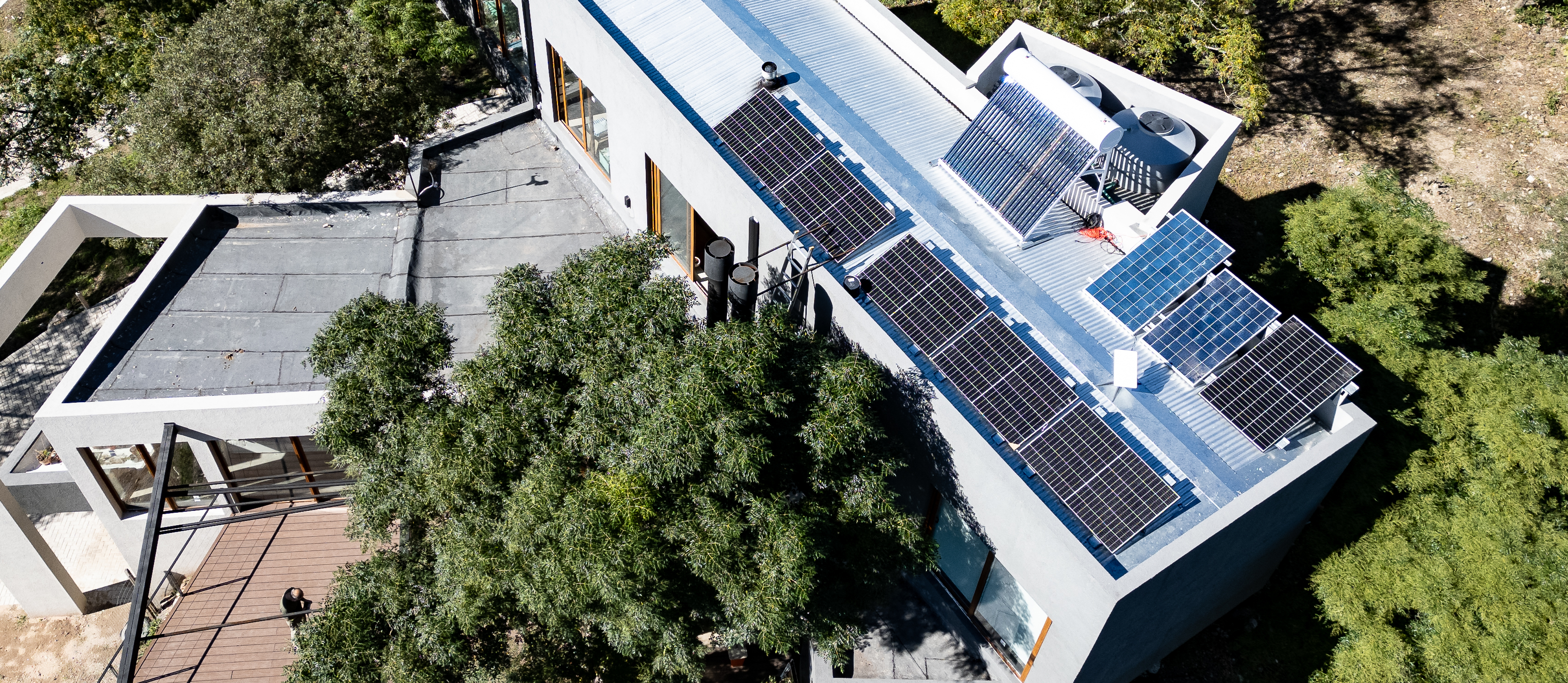 Vista aérea de paneles fotovoltaicos instalados en el techo de una vivienda
