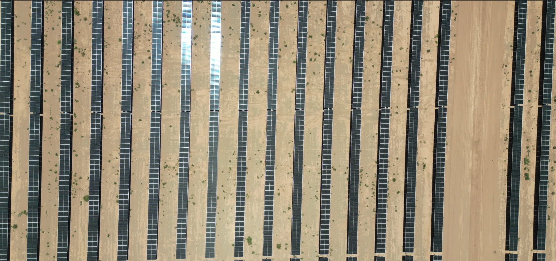 Vista aérea de un parque solar utility-scale